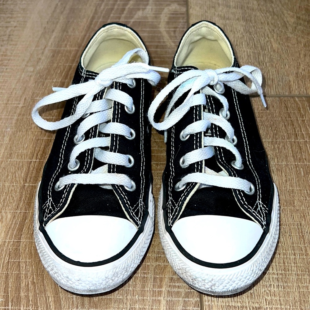 Black Converse Allstars Size 1.0 YOUTH